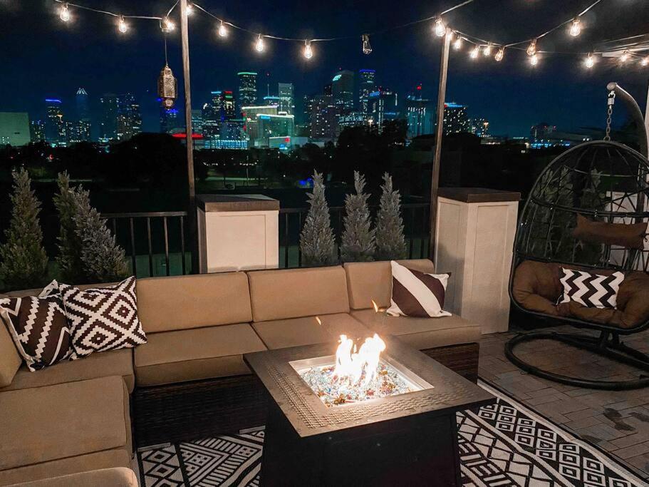 Luxury Downtown Home W Rooftop Deck In The Skyline Houston Extérieur photo