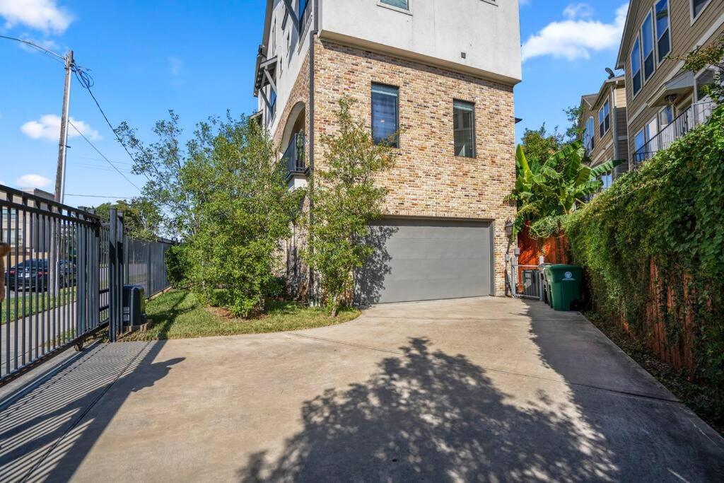 Luxury Downtown Home W Rooftop Deck In The Skyline Houston Extérieur photo