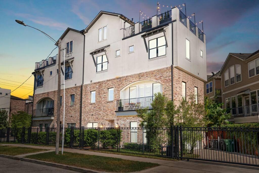 Luxury Downtown Home W Rooftop Deck In The Skyline Houston Extérieur photo